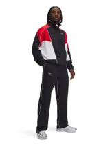 Pantalón deportivo Under Armour negro con logo bordado en blanco y una franja blanca a lo largo de la pierna.