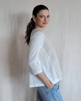 Blusa blanca de lino con escote en V y mangas 3/4.