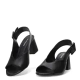 Sandalias negras de cuero con punta abierta, taco bloque y hebilla lateral.