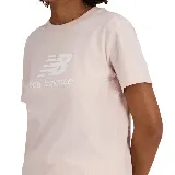 Remera rosa claro de algodón con logo de New Balance estampado en blanco en el pecho.