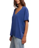 Remera negra de algodón, con escote en V profundo, mangas cortas y hombros caídos.
