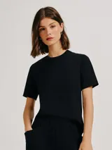 Remera color marrón claro, de corte recto, con cuello redondo y mangas cortas.