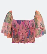 Blusa cropped de tul con estampado de guacamayos y piñas, escote cuadrado, mangas amplias fruncidas y lastex en el cuerpo.