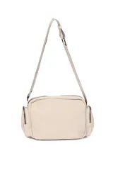 Bandolera color crudo con correa ajustable, bolsillo frontal con cierre y bolsillos laterales con cierre.