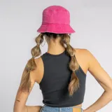Gorro tipo bucket color fucsia, con diseño texturizado y logo en la parte frontal.