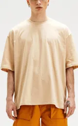 Remera color beige de corte crop y calce oversize, con hombros caídos y cuello redondo.