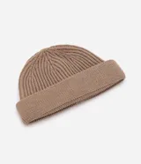 Gorro corto tipo beanie color beige, tejido en lana acrílica con textura acanalada.