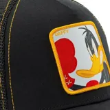 Gorra negra tipo trucker con parche bordado de Daffy Duck sobre fondo blanco y borde amarillo.