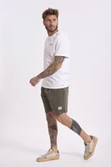 Bermuda de hombre color gris oscuro, con cintura elástica ajustable con cordón.