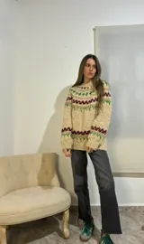 Sweater de lana merino con cuello redondo y diseño con motivos geométricos en tonos azul, marrón, naranja, verde y beige.