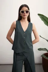 Chaleco negro con escote en V y abotonadura frontal.