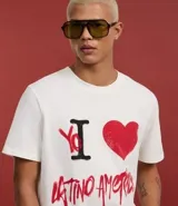 Remera blanca de algodón con cuello redondo y mangas cortas. Estampado frontal con la frase "Yo ❤️ Latino America" en rojo y negro.