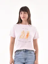 Remera lila con estampado frontal con la frase "Gracias por nada".