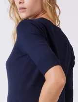 Buzo de punto fino color azul marino, con cuello redondo y mangas cortas.