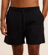 Bermuda masculina de microfibra color negro, con cintura elástica y cordón ajustable. Presenta bolsillos laterales.