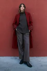 Tapado granate de corte clásico, con cierre frontal y diseño elegante.