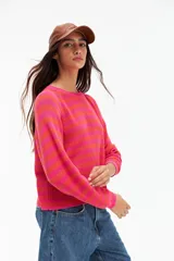 Sweater de punto a rayas horizontales color fucsia y naranja, de corte recto y mangas largas.