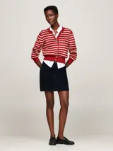 Minifalda de pana azul marino con cierre de cremallera y botón, estilo de cinco bolsillos y logo de Tommy Hilfiger bordado en el bolsillo trasero.