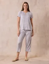 Conjunto de pijama marca René Rofé, compuesto por remera de manga corta con escote redondo y botón, y pantalón capri con cintura elastizada.