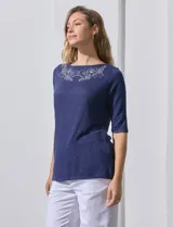 Remera azul con mangas 3/4 y detalle bordado en el escote.