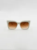 Lentes de sol de acetato color nude, con forma cuadrada y lentes marrones degradé.
