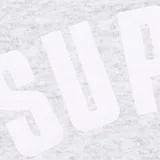 Campera gris con capucha y cierre frontal, con logo "Supreme" en el pecho.