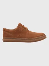Zapato acordonado de gamuza color marrón claro con suela de goma.