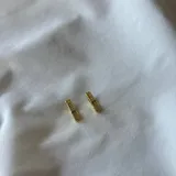 Par de aros tipo argolla dorados con pequeños brillantes incrustados.