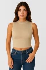 Top color beige de tejido de punto acanalado, con cuello alto y sin mangas.
