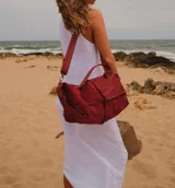 Bolso plateado brillante con doble asa de mano y correa larga desmontable.