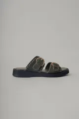 Sandalias de plataforma color verde militar, confeccionadas en cuero, con doble tira ancha con hebillas doradas y suela de goma negra.