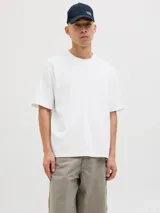 Camiseta blanca de manga corta con cuello redondo y corte holgado.