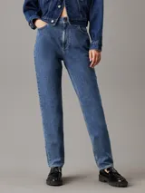 Pantalón de jean azul de corte recto, tiro alto y pierna estrecha en el tobillo.