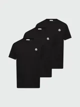 Camiseta negra de algodón con cuello redondo y logo de la marca bordado en el pecho.