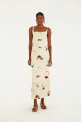 Vestido largo de tirantes con estampado de cócteles y motivos tropicales. Presenta escote cuadrado y tirantes retorcidos.