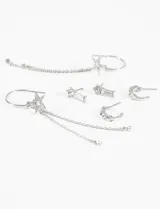Set de tres pares de caravanas plateadas con strass: un par de aros tipo botón con forma de barra, un par de aros pequeños con forma de media luna y un par de aros colgantes con forma de estrella y cadena.