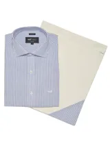 Camisa de vestir a rayas verticales celestes y blancas, de corte regular, con cuello italiano, manga larga y bolsillo en el pecho con logo bordado.
