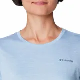 Remera deportiva Columbia color gris con estampado de líneas horizontales y logo de la marca en el pecho.
