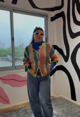 Saco tejido artesanalmente con varios colores de hilo, de corte holgado y talle único.