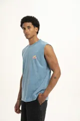 Musculosa marrón con cuello redondo y estampado pequeño en el pecho con el logo de la marca.