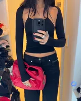 Manguitas térmicas negras de tela tipo media, con escote halter y mangas largas.