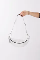 Riñonera de cuero color marrón claro, con correa regulable y cierre superior.