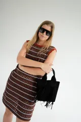 Vestido corto tejido a crochet color marrón con rayas horizontales blancas y cuello y sisas con borde rojo.