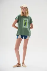 Remera verde militar de algodón, corte holgado, con estampa de dos sardinas y texto "Les Sardines" en el frente.