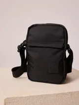 Bandolera negra de poliéster con correa ajustable y logo estampado.