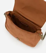 Bolso bandolera pequeño de gamuza marrón con solapa y cierre de hebilla dorada. Asa larga de cadena dorada.