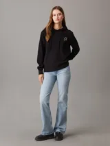 Buzo negro de felpa de algodón con capucha y cordón ajustable. Logo de Calvin Klein bordado en blanco en el pecho.