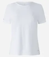 Remera deportiva blanca texturizada, con cuello redondo, manga corta, detalle reflectante y pliegue en la espalda.