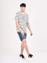 Remera de hombre a rayas horizontales azul marino y blancas con cuello redondo y logo estampado en el pecho.