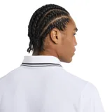 Remera polo blanca de hombre, marca New Balance, modelo Tournament. Confeccionada en tejido de poliéster reciclado y elastano con tecnología NB DRY de secado rápido. Presenta cuello tipo polo con cremallera invisible y logo bordado en el pecho.